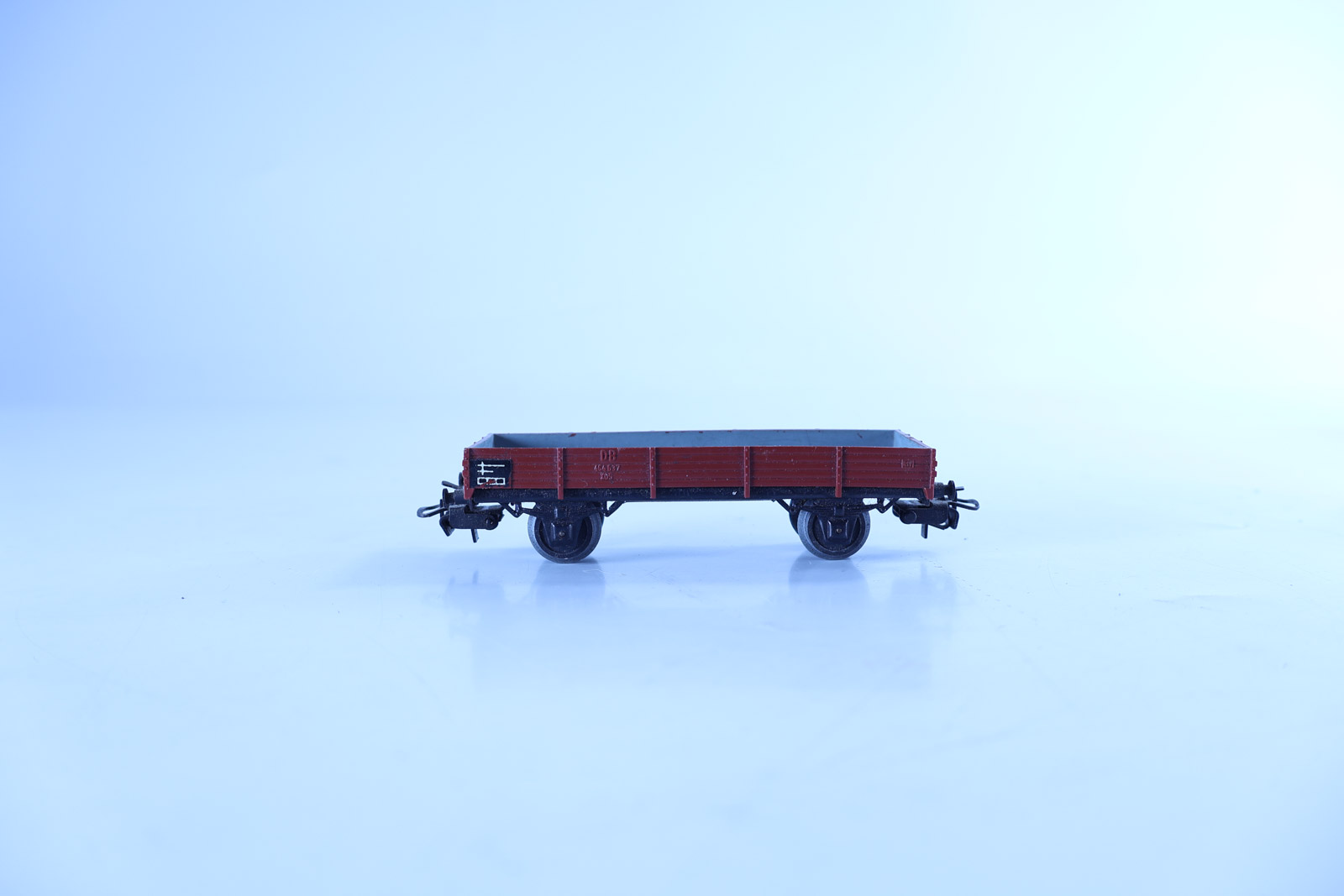 IMG_3780 Märklin laagboordwagen grijs/bruin oud model DB 1+1 gratis oudmodel - Afbeelding 1
