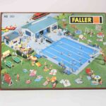 Faller 383H0 bouwpakket zwembad met figuren