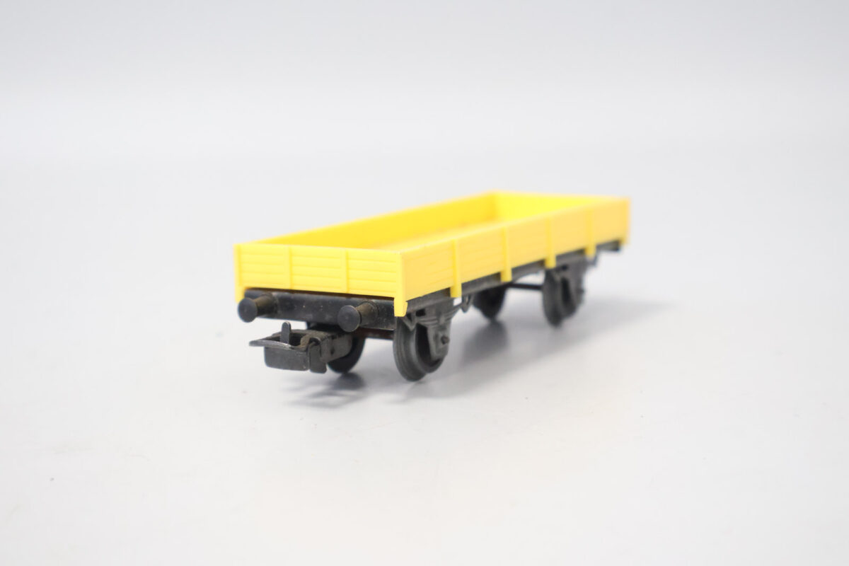 Märklin  lage boordwagen geel oudere versie  1+1 gratis - Afbeelding 2